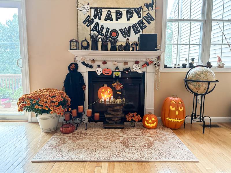 使用PLAYZU復古風巧拼地毯打造古典萬聖節壁爐風情