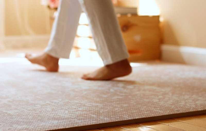 換季不只衣櫃！秋冬地板保暖這樣做，讓全家腳下都溫暖又安全